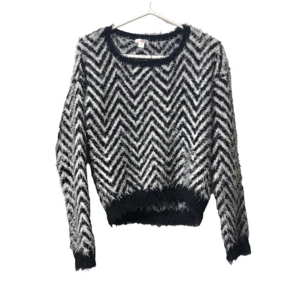 Fuzzy black and white sweater - Picture 1 of 3